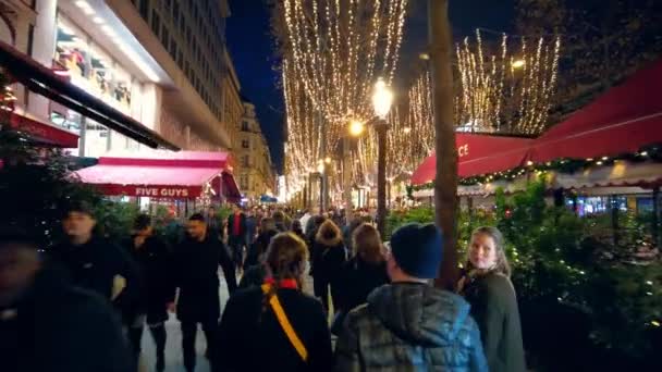 フランス 2022年12月 夜のダウンタウンの街の景色 歩行者 古典的な建物 お店の多く — ストック動画