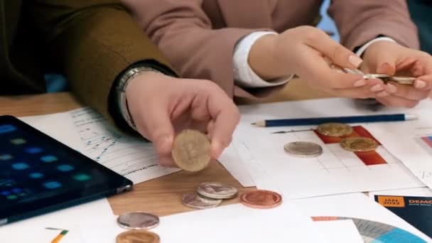 Männliche Und Weibliche Hände Mit Mehreren Physischen Kryptowährungsmünzen Papieren Mit — Stockvideo