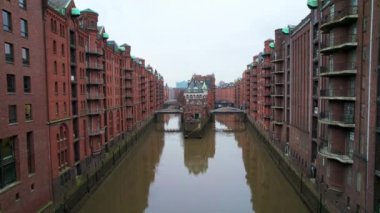 Speicherstadt 'ın Hamburg, Almanya' daki hava aracı görüntüsü. Klasik binaları ve su kanalları olan bir yerleşim bölgesi. Bulutlu hava