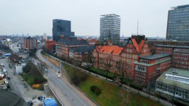 Hamburg, Almanya 'nın hava aracı görüntüsü. Klasik ve modern binalar, arabalı yollar ve çıplak ağaçlar. Bulutlu hava