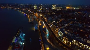 Hamburg 'un hava aracı görüntüsü, Almanya. Elbe kıyı şeridi, demirli tekneler, liman, klasik ve modern binalar, arabalı yollar ve gece lambaları.