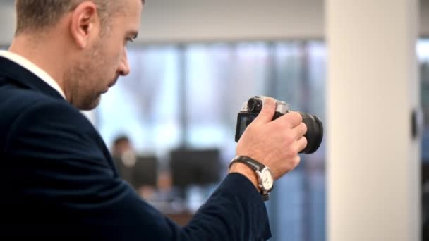 Επαγγελματική Φωτογράφος Γυρίσματα Ένα Γραφείο Χρησιμοποιώντας Μια Φωτογραφική Μηχανή Ένα — Αρχείο Βίντεο