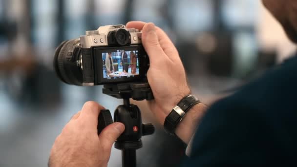 Επαγγελματίας Φωτογράφος Που Γυρίζει Επαγγελματική Συνάντηση Γραφείο Χρησιμοποιώντας Κάμερα Τρίποδο — Αρχείο Βίντεο