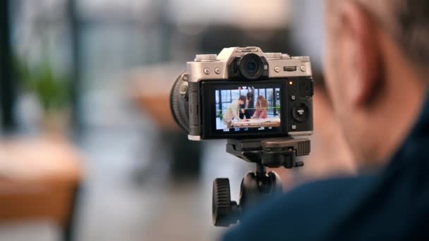 Professional Photographer Shooting Business Meeting Office Using Camera Tripod — Vídeo de stock