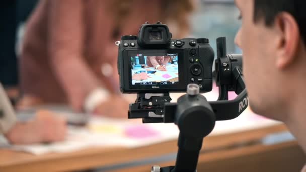 Επαγγελματίας Φωτογράφος Τραβάει Επαγγελματική Συνάντηση Γραφείο Χρησιμοποιώντας Κάμερα Σταθεροποιητή — Αρχείο Βίντεο
