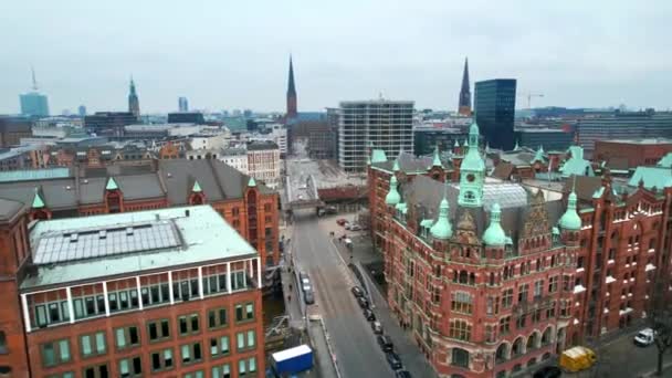 Flygdrönare Syn Speicherstadt Hamburg Tyskland Bostadsdel Med Klassiska Byggnader Kyrkor — Stockvideo