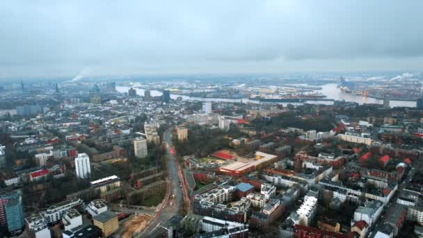 德国汉堡的无人驾驶飞机图像 古典建筑和现代建筑 道路上有汽车和光秃秃的树木 海港在远方 多云的天气 — 图库视频影像