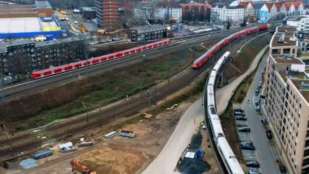 ハンブルク ドイツ 2023年1月 都市の空中ドローンビュー 車や裸の木のある道路 列車が動く鉄道のある住宅地 — ストック動画