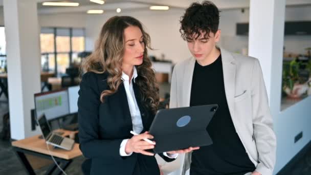 办公室里的商务会议 一个女人和一个年轻人在谈生意平板电脑慢动作 — 图库视频影像