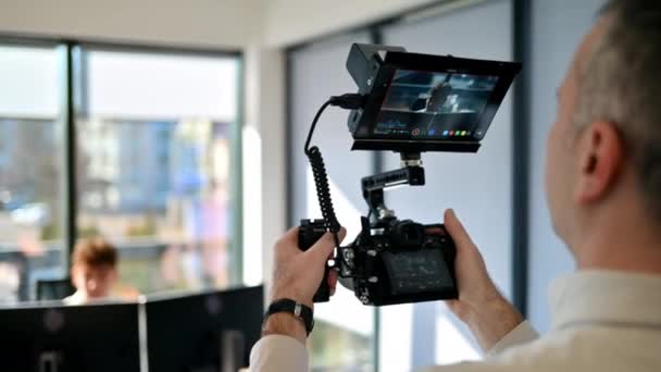 Fotógrafo Profissional Segurando Uma Câmera Com Display Externo Atirando Homem — Vídeo de Stock