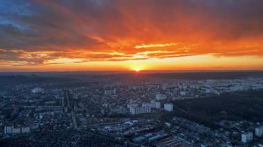 Chisinau 'nun gün batımında Moldova' daki hava aracı görüntüsü. Birden fazla binanın ve hareket halindeki arabaların bulunduğu bir yerleşim bölgesi.