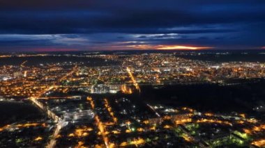Chisinau 'nun Moldova' daki hava aracı görüntüsü. Şehir manzarası, birden fazla bina, hareket eden araçlı yollar, aydınlatma