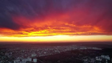 Chisinau 'nun günbatımında Moldova' da hava aracı görüntüsü. Birden fazla bina ve parkın bulunduğu bir yerleşim bölgesi manzarası
