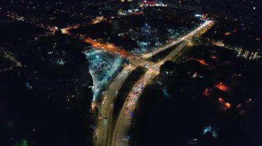 Geceleri Chisinau 'nun hava aracı görüntüsü, Moldova. Şehir manzarası, birden fazla bina, hareket eden araçlı yollar, aydınlatma