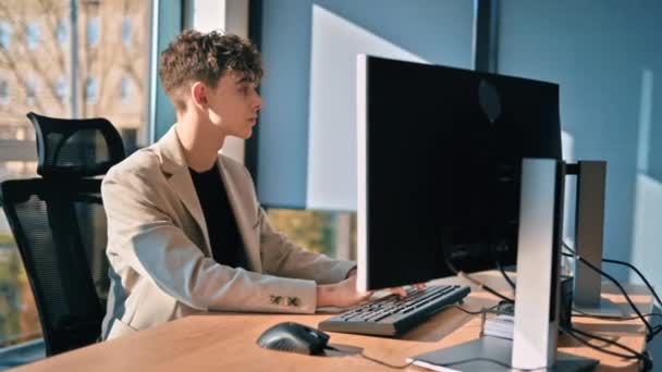 Mladý Muž Pracuje Počítači Kanceláři Zpomalený Pohyb — Stock video
