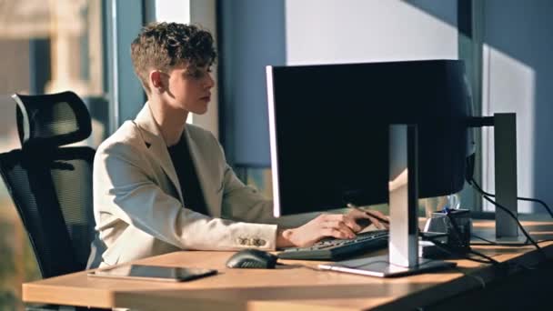 Mladý Muž Pracuje Počítači Kanceláři — Stock video