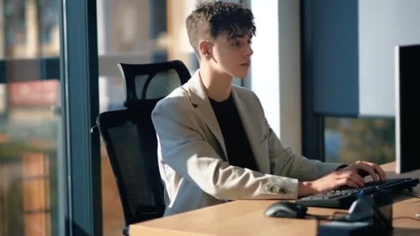 Mladý Muž Pracuje Počítači Kanceláři Okna Pozadí — Stock video