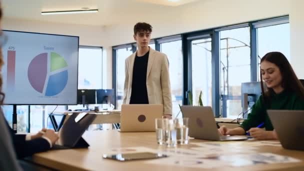 Young Worker Leading Business Meeting Office Discussing Business Affairs Other — Stock video