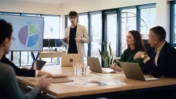 Junger Arbeiter Leitet Geschäftstreffen Einem Büro Und Diskutiert Geschäftsangelegenheiten Mit — Stockvideo