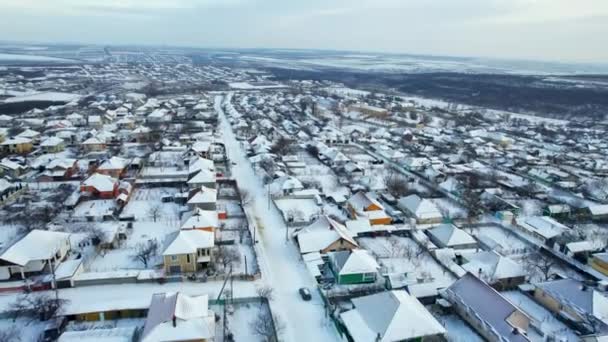 冬季俯瞰摩尔多瓦的一个村庄 住宅建筑 道路和被雪覆盖的田野 光秃秃的树木 — 图库视频影像