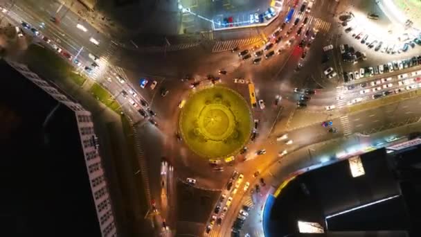 空中ドローンは夜にチシナウの垂直方向の眺めをタイムラプスします モルドバ 複数の建物がある街の景色 動く車 照明付きのロータリー — ストック動画