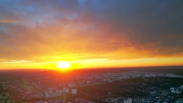 日没でチシナウの空中ドローンビュー モルドバ 複数の建物や公園がある住宅街の眺め — ストック動画