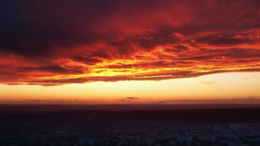 Günbatımı gökyüzünün hava aracı görüntüsü. Yemyeşil turuncu bulutlar