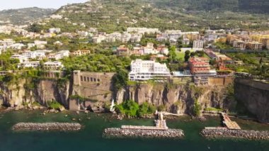 İtalya 'da sahilleri ve binaları olan Sorrento deniz kıyısının insansız hava aracı görüntüsü.