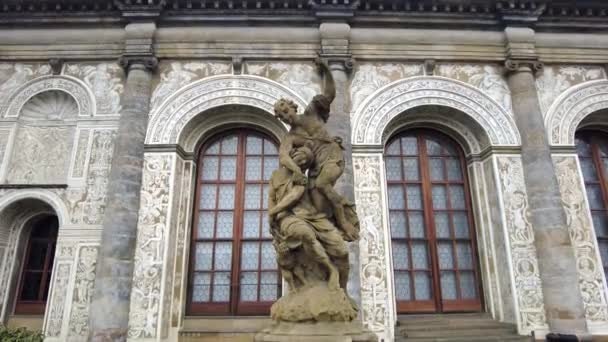 Статуя Мужчиной Женщиной Праге Чехия — стоковое видео