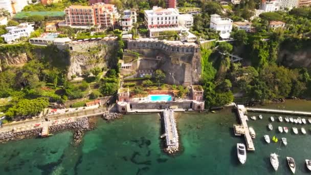 意大利索伦托海岸配备海滩和建筑物的无人驾驶飞机图像 — 图库视频影像