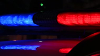 Geceleri polis arabası ışığı, bulanık kırmızı trafik ışığı.