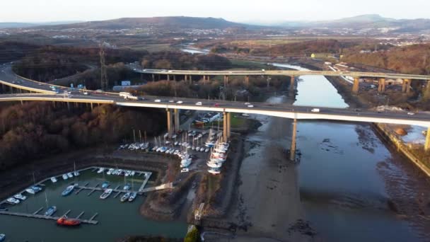 Αεροφωτογραφία Επανδρωμένου Αεροσκάφους Του Δρόμου Swansea Αυτοκίνητα Και Γέφυρες Ηνωμένο — Αρχείο Βίντεο