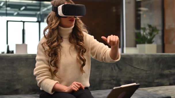 Ευτυχισμένη Γυναίκα Που Εργάζεται Εικονική Πραγματικότητα Εικονικής Πραγματικότητας Στο Κεφάλι — Αρχείο Βίντεο