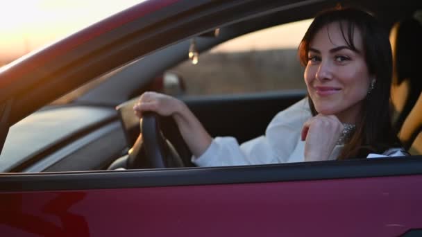 Szczęśliwa Kobieta Białej Sukience Czerwonym Samochodzie Zachodzie Słońca — Wideo stockowe