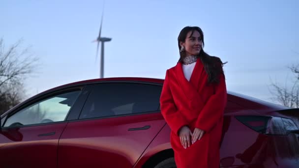 Счастливая Женщина Позирует Рядом Красной Машиной Ветряной Турбиной Закате — стоковое видео