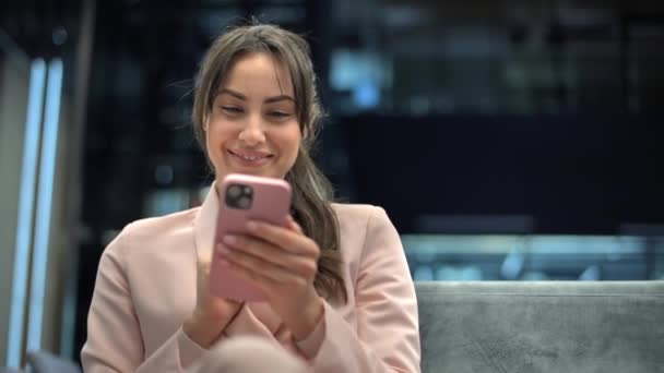 Una Donna Caucasica Sta Usando Suo Smartphone Mentre Seduta Divano — Video Stock