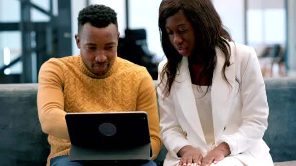 Hombre Mujer Negros Trabajando Usando Una Tableta Una Oficina Discutiendo — Vídeo de stock