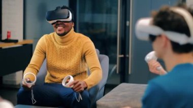 VR 'da bir ofiste iş konferansı. VR gözlük ve denetleyici kullanan çok ırklı bir grup insan.