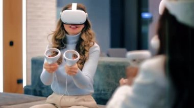 VR 'da bir ofiste iş konferansı. VR gözlük ve denetleyici kullanan çok ırklı bir grup insan.