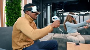 VR 'da bir ofiste iş konferansı. VR gözlük ve denetleyici kullanan çok ırklı bir grup insan.