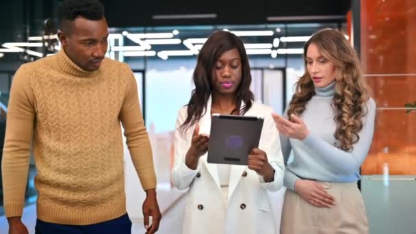 Ofise Girip Tablet Kullanarak Meselelerini Tartışan Çok Irklı Bir Grup — Stok video