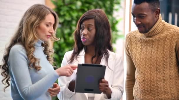 Multiracial Grupp Arbetstagare Ett Kontor Diskuterar Affärer Med Hjälp Tablett — Stockvideo