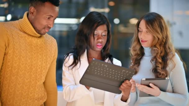 Multiracial Gruppe Arbejdstagere Kontor Diskuterer Business Anliggender Ved Hjælp Tabletter – Stock-video