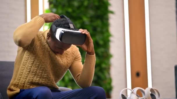 Черный Мужчина Надевает Очки Офисе Начинает Исследовать Виртуальную Реальность — стоковое видео
