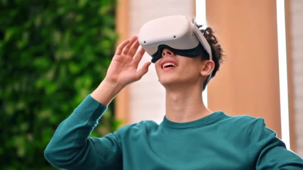 Joven Caucásico Emocionado Explorando Realidad Virtual Usando Gafas Una Oficina — Vídeo de stock