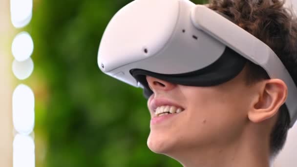Joven Caucásico Emocionado Explorando Realidad Virtual Usando Gafas Una Oficina — Vídeo de stock