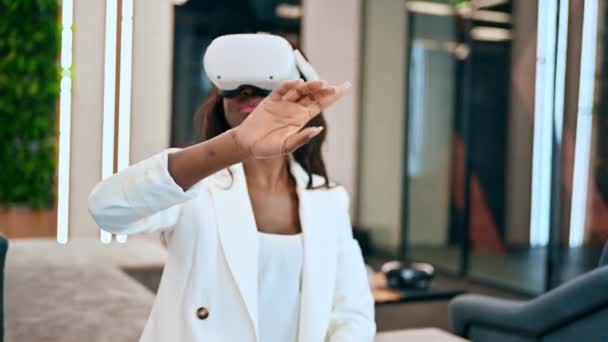 Черная Женщина Исследует Виртуальную Реальность Помощью Виртуальных Очков Офисе — стоковое видео