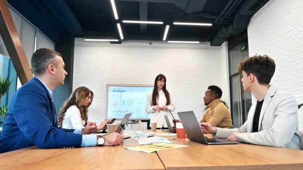 Ofisteki Bir Toplantısında Çalışan Bayan Takım Lideri Masa Üzerinde Tablolar — Stok video