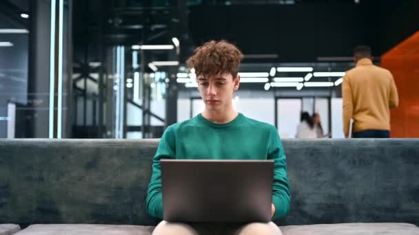 Mladý Muž Pracující Notebookem Zatímco Sedí Pohovce Kanceláři — Stock video