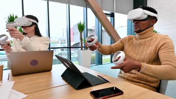 オフィスでのVrビジネス会議 Vrメガネとコントローラー テーブルの上のガジェットを使用して黒人男性と白人女性 スローモーション — ストック動画